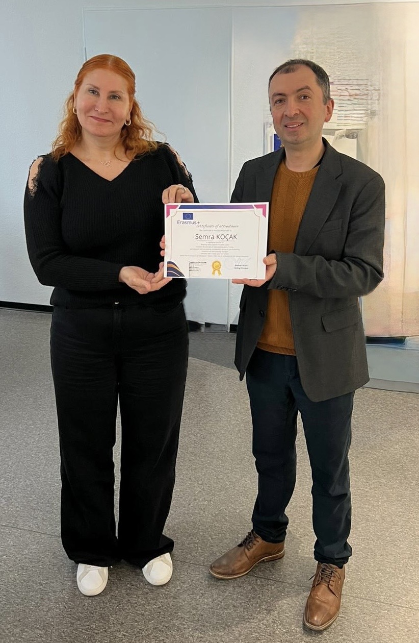 Bild von Lehrerin mit Auszeichnung